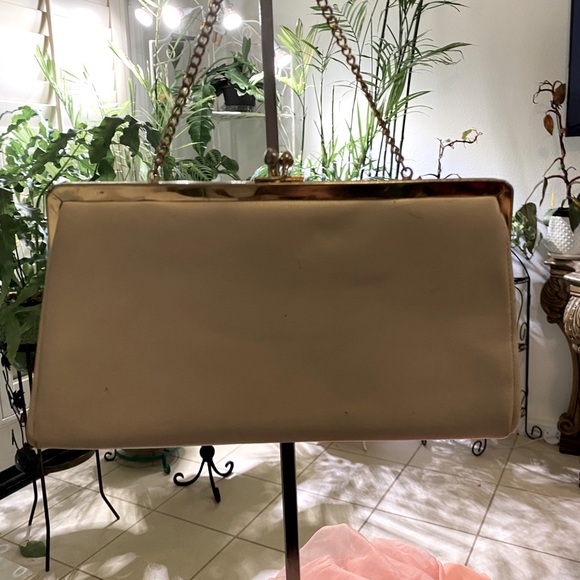 VINTAGE TAN LEATHER CLUTCH w/CHAIN - Picture 3 of 7